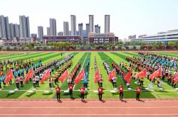 开云平台-运动员在球场上的奔跑与拼搏，传递出团队力量