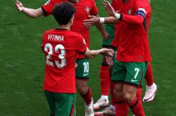 开云平台-关于欧洲足球球员的精彩一幕，赛场气氛紧张的信息