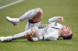 开云足球直播-包含欧冠比赛中一名球员受伤提前离场的词条