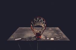 开云官网-紫金王朝再下一城，詹皇独揽焦点，湖人主场力擒魔术