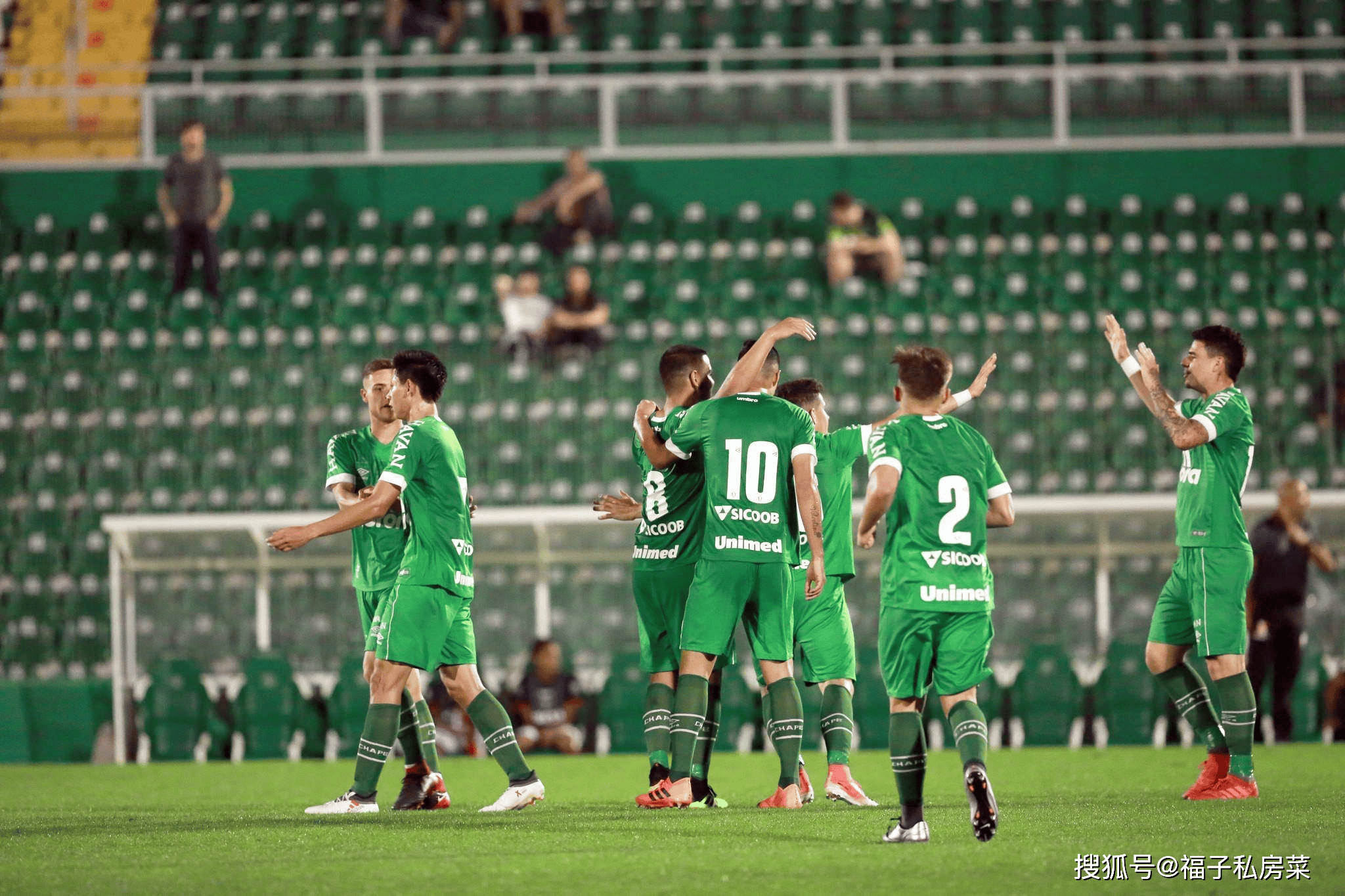 关于顶级足球竞技赛事吸引众多观众，场面壮观的信息