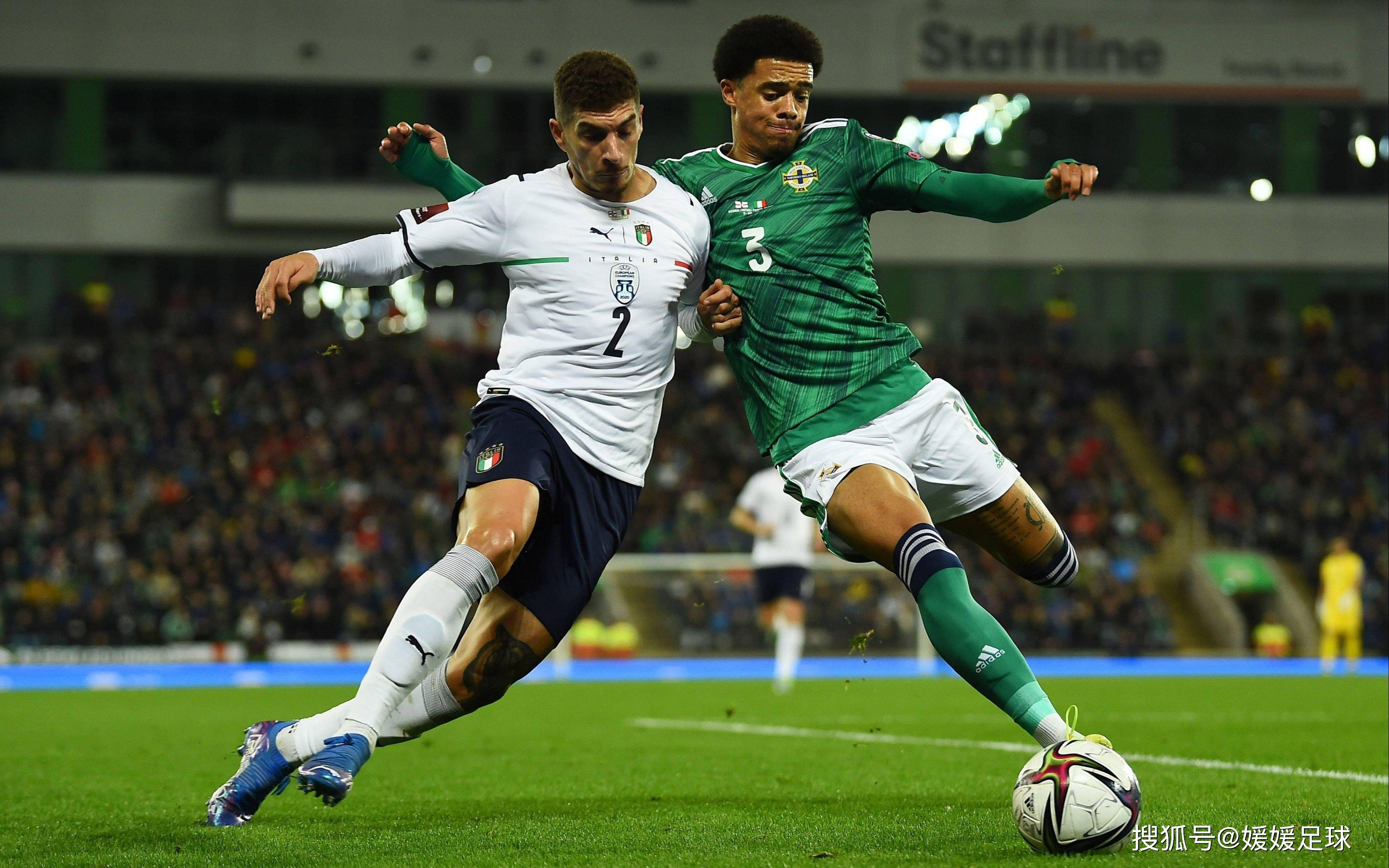 关于顶级足球竞技赛事吸引众多观众，场面壮观的信息