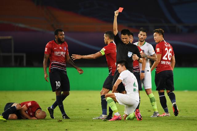 包含吃到红牌影响比赛进程，球队需小心应对的词条