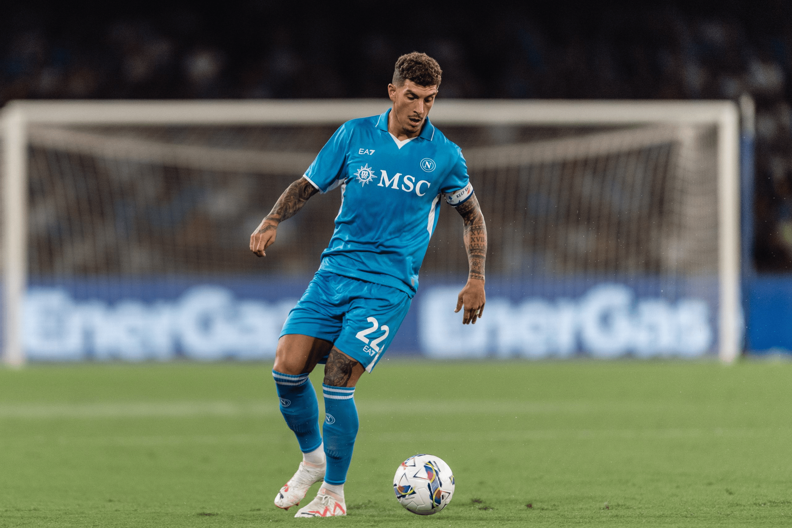 包含那不勒斯客场战胜佛罗伦萨，延续不败纪录的词条