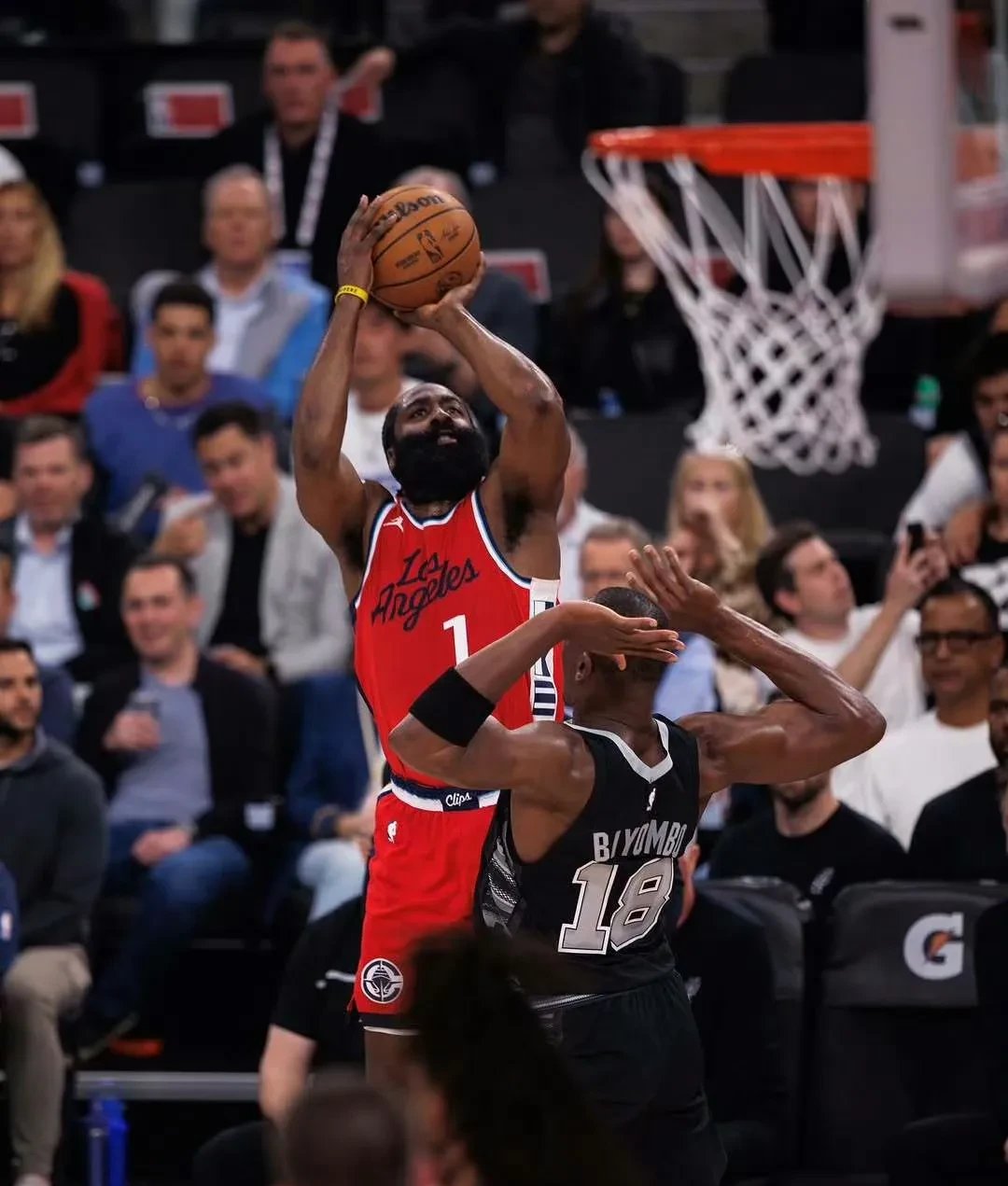 狼堡球员表现出色，犹如猛兽般疯狂进攻的简单介绍