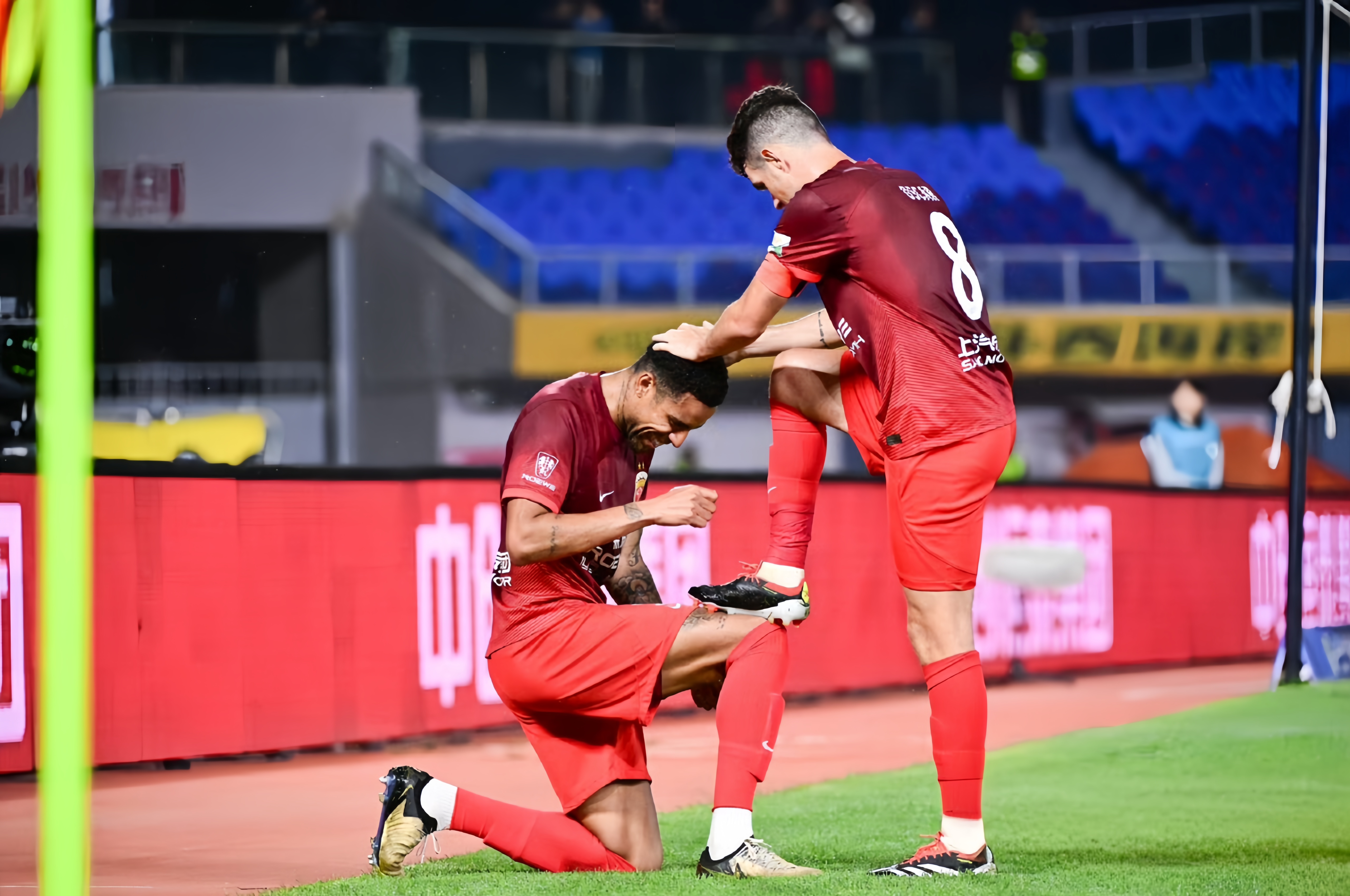 包含勇往直前，球员拼尽全力争夺胜利的词条