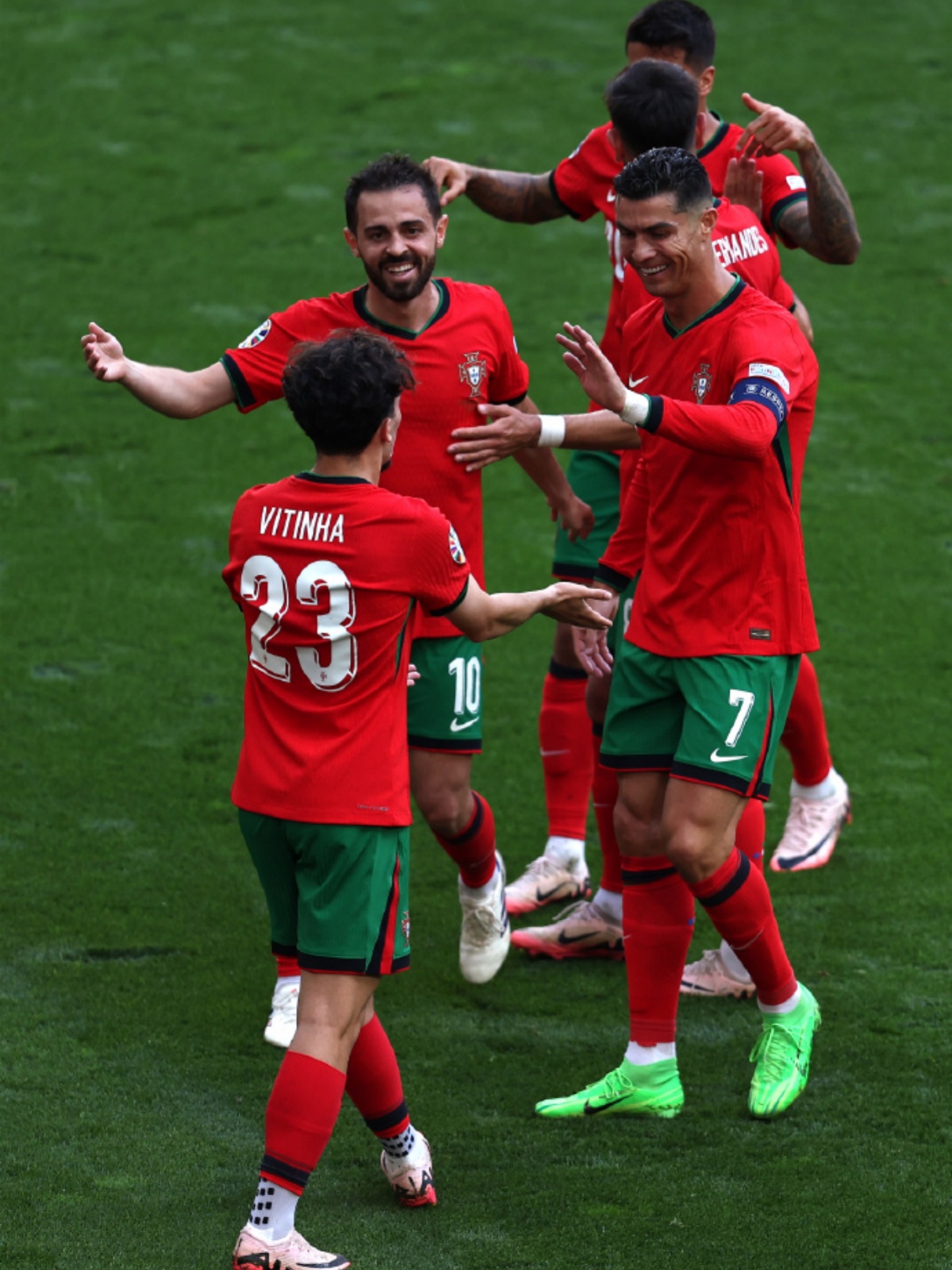 关于欧洲足球球员的精彩一幕，赛场气氛紧张的信息