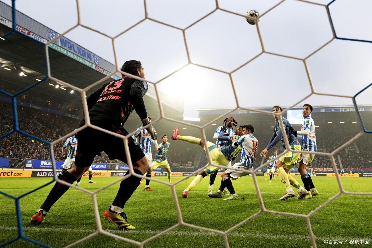 球员们在场上大放异彩,赢得了观众的尊敬 球员们在场上大放异彩,赢得了观众的尊敬