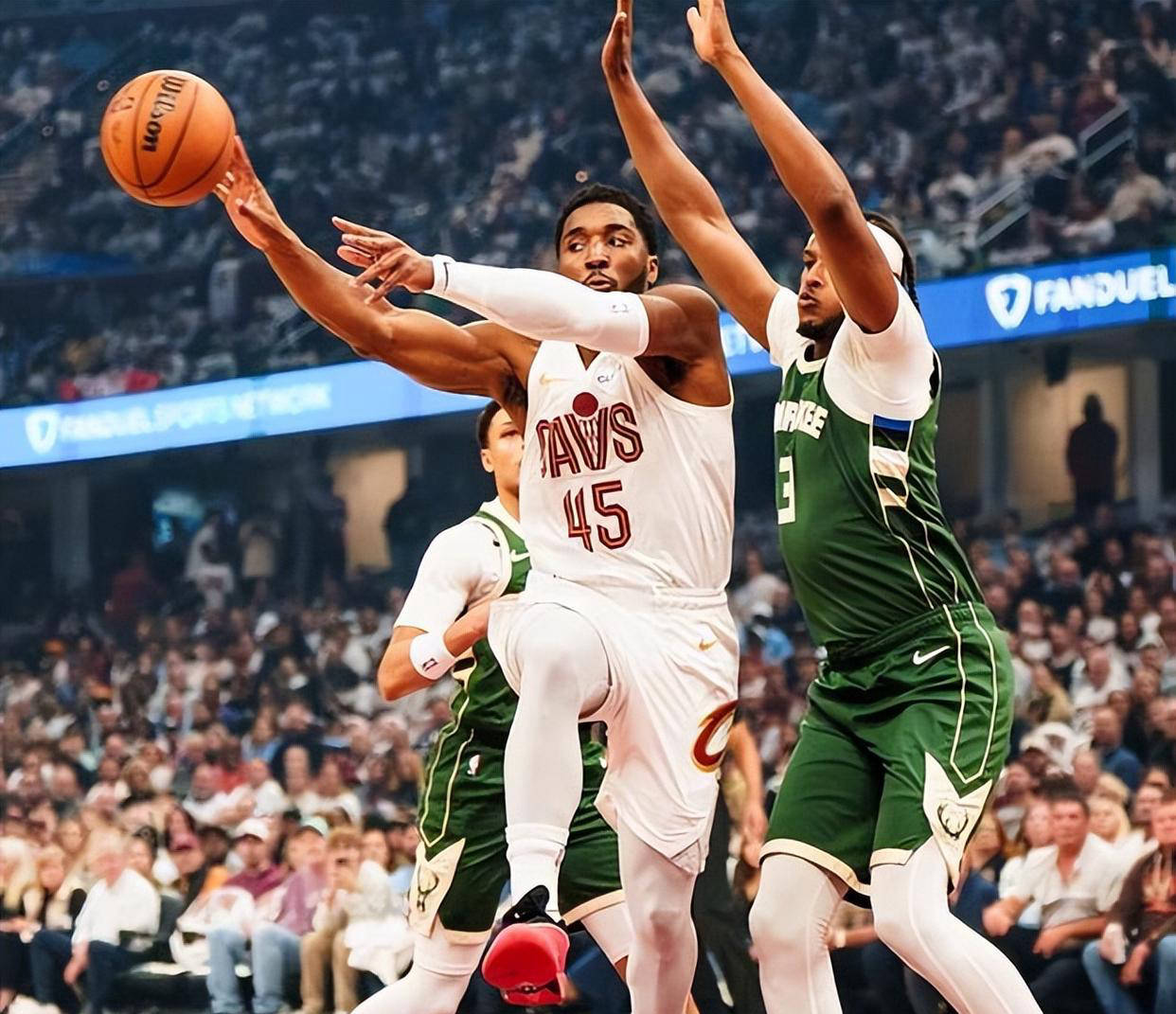 雄鹿内线稳固防守，助球队连胜的简单介绍