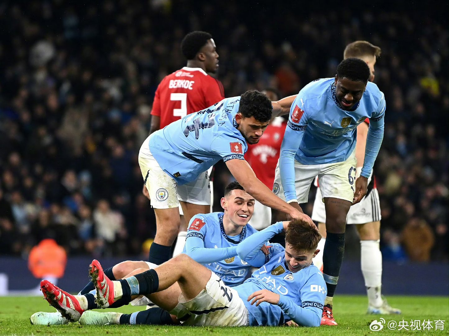 欧国联比赛英格兰遭遇惨败,球迷沮丧不已 欧国联比赛英格兰遭遇惨败,球迷沮丧不已