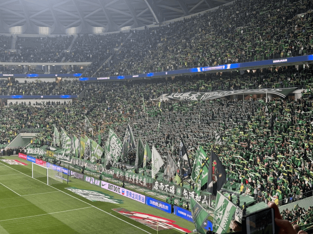 主场氛围火爆,助威声响彻全场 主场氛围火爆,助威声响彻全场