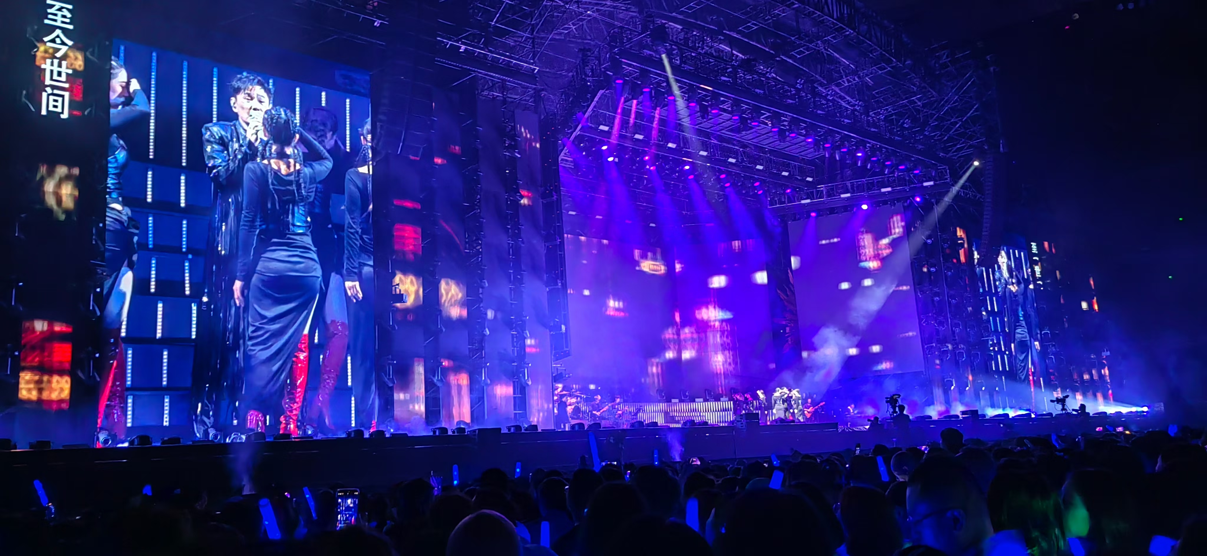 主场氛围火爆,助威声响彻全场 主场氛围火爆,助威声响彻全场