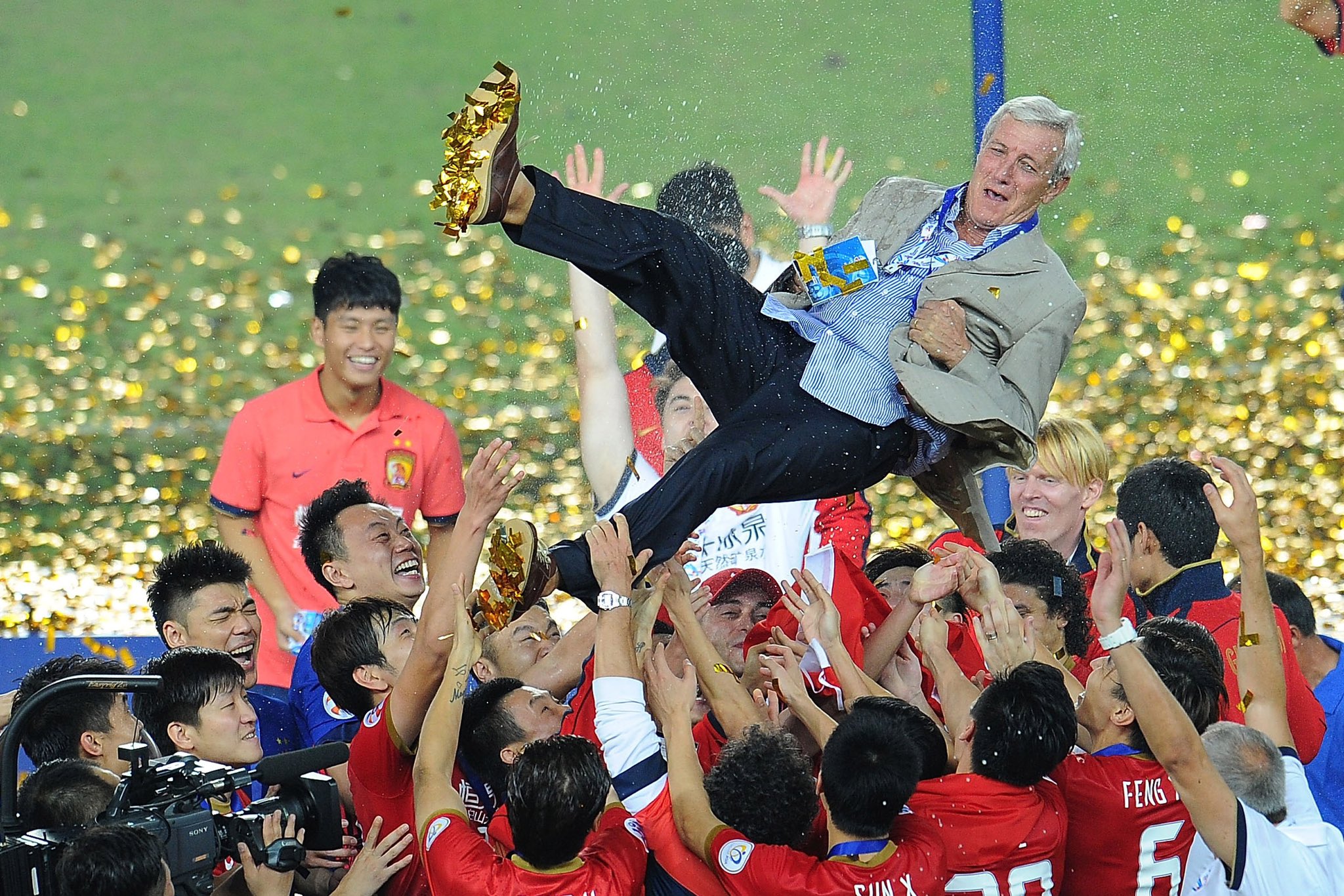 进球后庆祝场面震撼，球队晋级