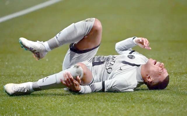 包含欧冠比赛中一名球员受伤提前离场的词条