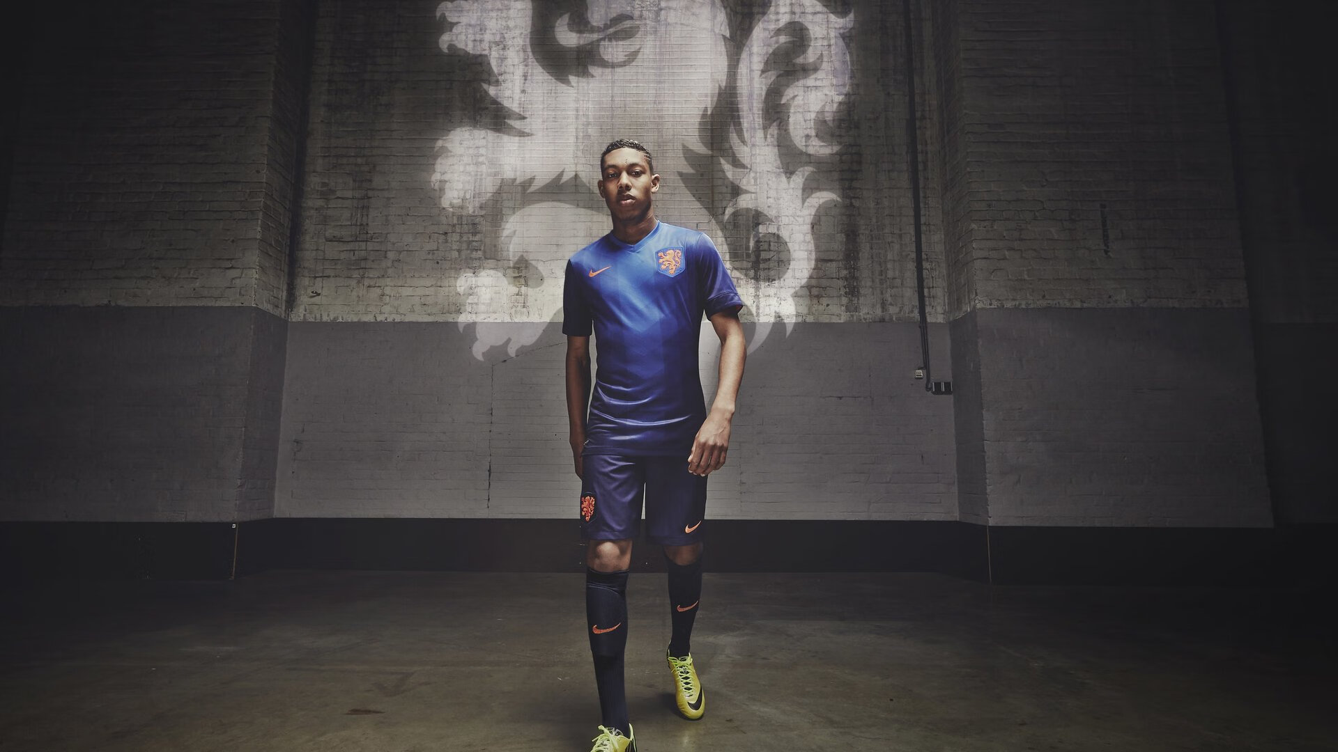 绿茵场与篮球馆的奇妙共振，当欧冠半决赛的焦灼，映照掘金与热火的险胜哲学