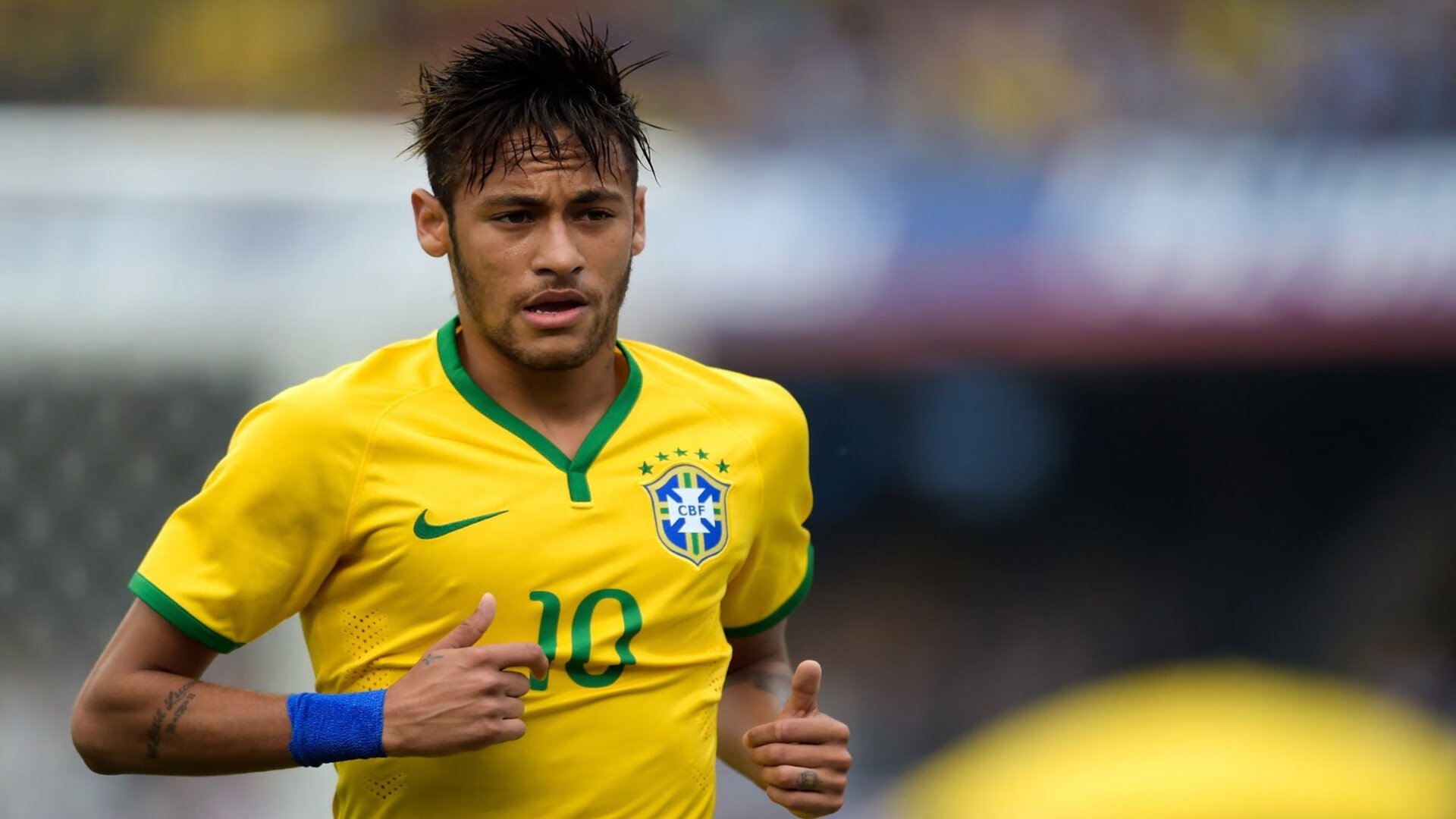 赛道上的逆袭，塞恩斯扛起法拉利大旗，梅赛德斯轻取红牛车队